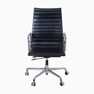 Sedia da ufficio Ea-119 in pelle nera e metallo cromato di Charles Eames per Vitra