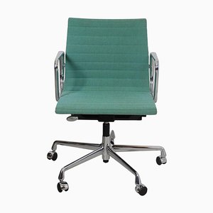 Sedia da ufficio Ea-117 in tessuto verde e cromata di Charles Eames per Vitra