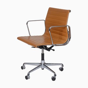 Cognacfarbener Ea-117 Bürostuhl aus Leder von Charles Eames für Vitra