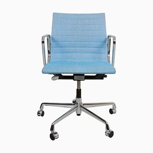 Blauer Ea-117 Bürostuhl mit Stoffbezug von Charles Eames für Vitra