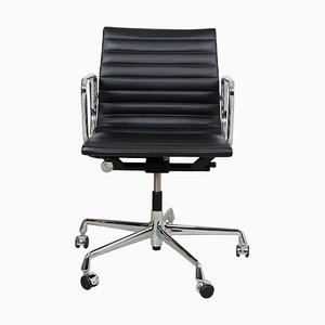 Chaise de Bureau Ea-117 en Cuir Noir et Chrome par Charles Eames pour Vitra