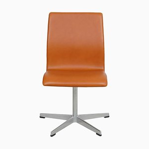 Silla Oxford de nogal y cuero anilino de Arne Jacobsen