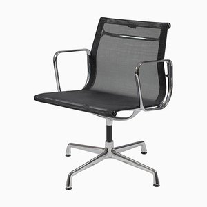 Schwarzer Mesh Ea-108 Stuhl von Charles Eames für Vitra