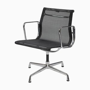 Sedia Ea-108 in rete nera di Charles Eames per Vitra