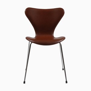 Sedia 3107 in pelle color moka di Arne Jacobsen per Fritz Hansen