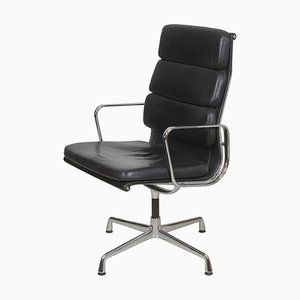Schwarzer Ea-209 Stuhl aus patiniertem Leder von Charles Eames für Vitra