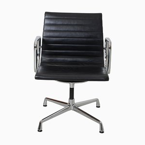 EA-108 Stuhl aus patiniertem schwarzem Leder von Charles Eames für Vitra