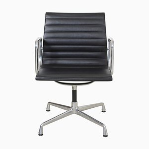 EA-108 Stuhl mit schwarzem Leder und Aluminiumrahmen von Charles Eames für Vitra