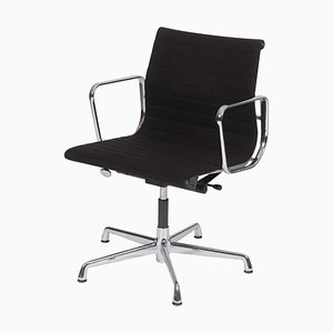 Sedia EA-108 in tessuto Hopsak nero di Charles Eames per Vitra