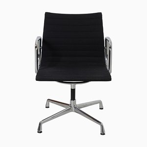 Silla EA 108 de tela Hopsak patinada en negro de Charles Eames para Vitra