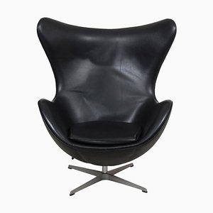 Egg chair in pelle nera di Arne Jacobsen per Fritz Hansen