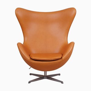 Egg chair in pelle color cognac di Arne Jacobsen per Fritz Hansen