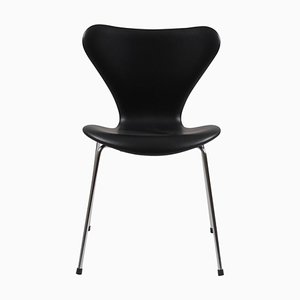 Sedia 3107 in pelle nera di Arne Jacobsen per Fritz Hansen