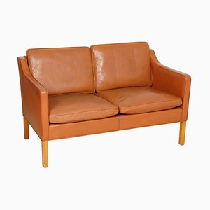 Modell 2322 2-Sitzer Sofa mit patiniertem cognacfarbenem Leder und Beinen aus Eiche von Børge Mogensen für Fredericia