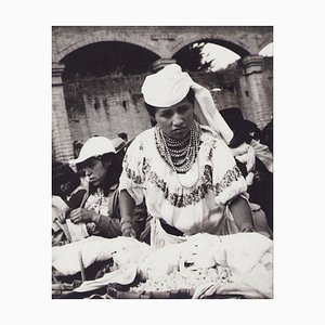 Hanna Seidel, mujer ecuatoriana en el mercado, años 60, fotografía en blanco y negro