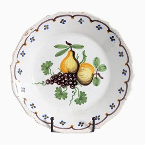 Piatto in ceramica con uva e frutta di Nevers, XVIII secolo