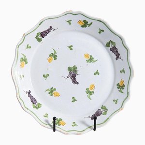 Piatto con uva e fiori gialli di Nevers