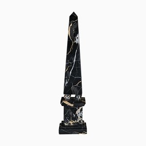Imposanter Obelisk aus schwarzem Marmor im Neoklassizistischen Stil, 20. Jh