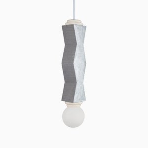 Ridge Hängelampe mit geometrischer Aluminium- und Opalkugellampe von Louis Jobst