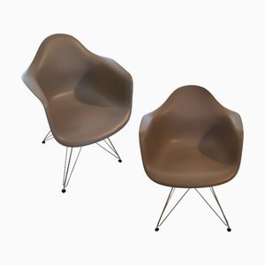 Poltrone in fibra di vetro color cioccolato di Charles & Ray Eames per Herman Miller, set di 2