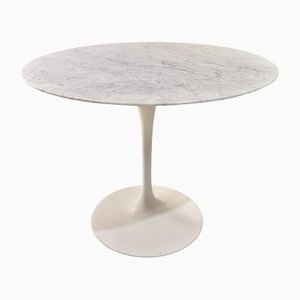 Mesa auxiliar redonda de mármol de Carrara de Eero Saarinen para Knoll