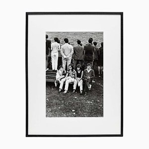 Lámina fotográfica Joana Biarnes, Jovenes Aburridos en el Hipódromo, 1968, Silver Gelatin