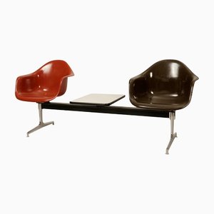 Mesa auxiliar Shell de fibra de vidrio con asientos de Charles & Ray Eames para Herman Miller, años 70