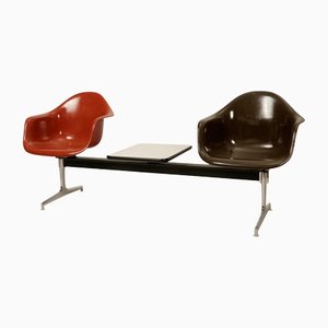 Tavolino in fibra di vetro con sedute di Charles & Ray Eames per Herman Miller, anni '70