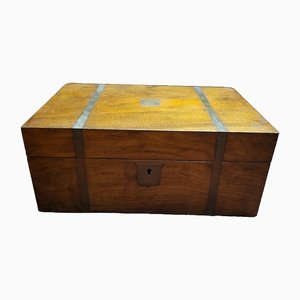 Caja de viaje antigua de madera