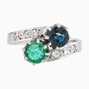 Anillo You & Me de oro blanco de 18 kt con esmeralda, zafiro y diamantes, Francia, años 30