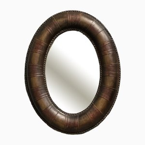Espejo de pared ovalado de cuero con tachuelas