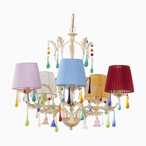 Lampadario a 5 luci con paralumi multicolori, struttura color avorio e pendenti in vetro di Murano