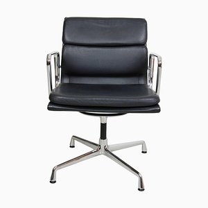 Ea-208 Softpad Stuhl aus schwarzem Leder von Charles Eames für Vitra