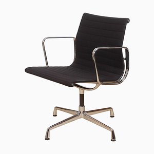 Ea-108 Stuhl aus schwarzem Hopsak von Charles Eames für Vitra