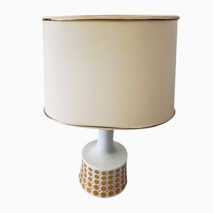 Lámpara de mesa blanca con base de porcelana y ornamentos dorados, años 60