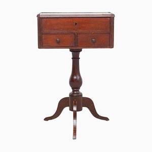 Mesa de costura de madera, década de 1800