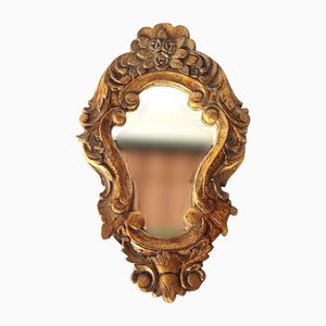 Specchio in legno dorato con dettagli floreali