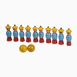 Juego de bolos de juguete con figuras con sombreros amarillos y bolas, años 40. Juego de 12