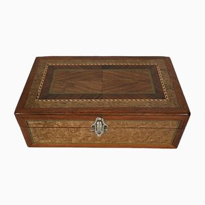 Caja de madera con incrustaciones de principios del siglo XX