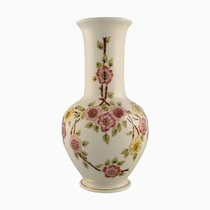 Vaso in porcellana color crema con fiori dipinti a mano di Zsolnay