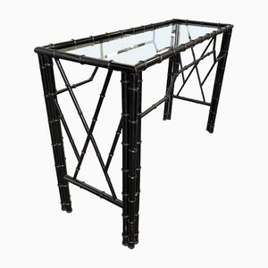 Mesa consola lacada en negro de imitación de bambú con estante de vidrio, años 60