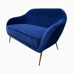 Italienisches 2-Sitzer Sofa aus blauem Samt mit Messingbeinen, 1950er