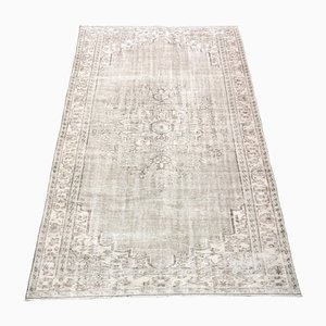 Handgefertigter Teppich in Grau