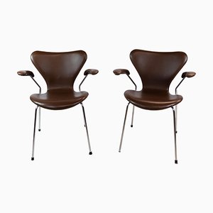 Sillas de comedor modelo 3207 de cuero marrón oscuro atribuidas a Arne Jacobsen para Fritz Hansen, años 80. Juego de 2