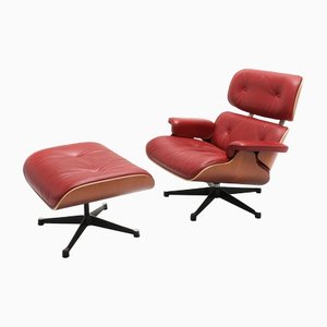 Poltrona in pelle rossa con poggiapiedi di Charles Eames per Vitra, inizio XXI secolo, set di 2
