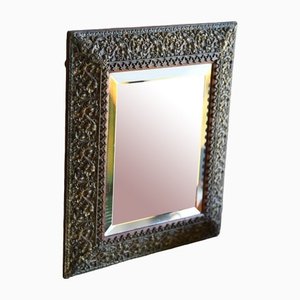 Espejo antiguo de metal perforado