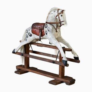 Caballo mecedor antiguo