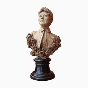 Busto femenino italiano de terracota con base ebonizada, 1894