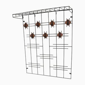 Armario de estructura metálica con paneles de teca