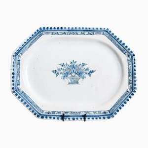 Piatto da portata in ceramica bianca e blu di Rouen, inizio XVIII secolo